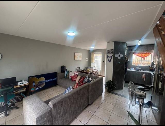 2 BEDROOM TOWNHOUSE FOR SALE IN STRUBENSVALLEI